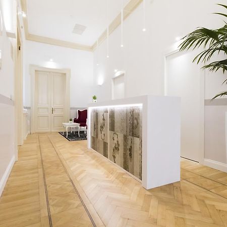 Residenza Degli Artisti Hotel Триест Екстериор снимка