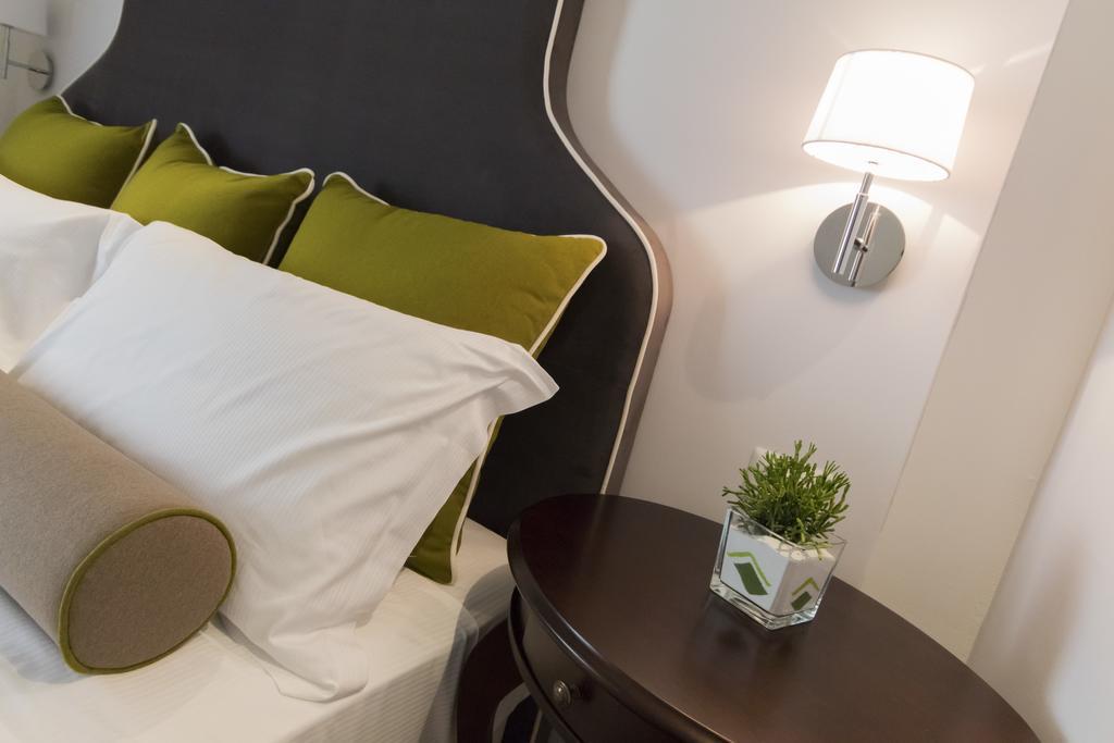 Residenza Degli Artisti Hotel Триест Екстериор снимка