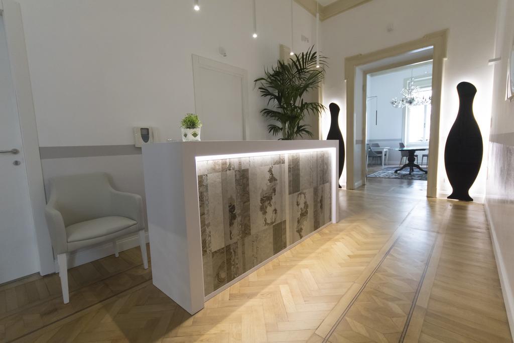 Residenza Degli Artisti Hotel Триест Екстериор снимка